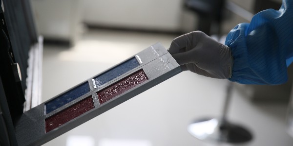 卷材涂料更看重涂膜的柔韌性，歐格曼涂料經(jīng)反復(fù)折彎實(shí)驗(yàn)證明了自己