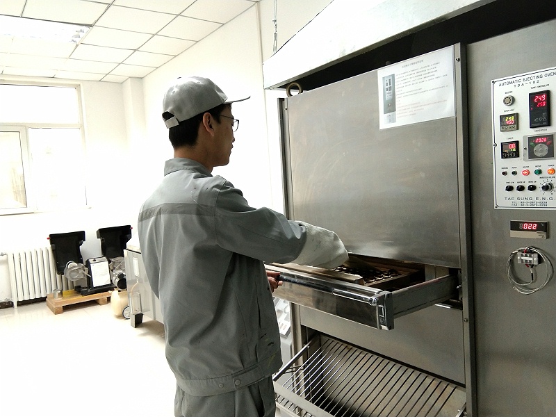 調(diào)色人員在實(shí)驗(yàn)